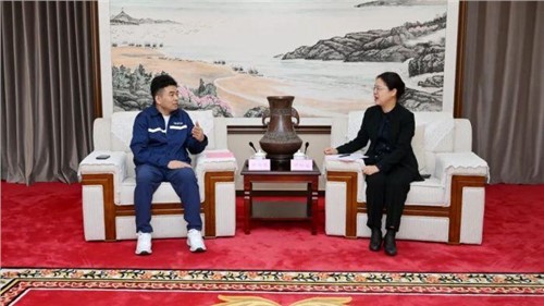 欽州市市委書記鐘暢姿會見中偉股份董事長、總裁鄧偉明一行